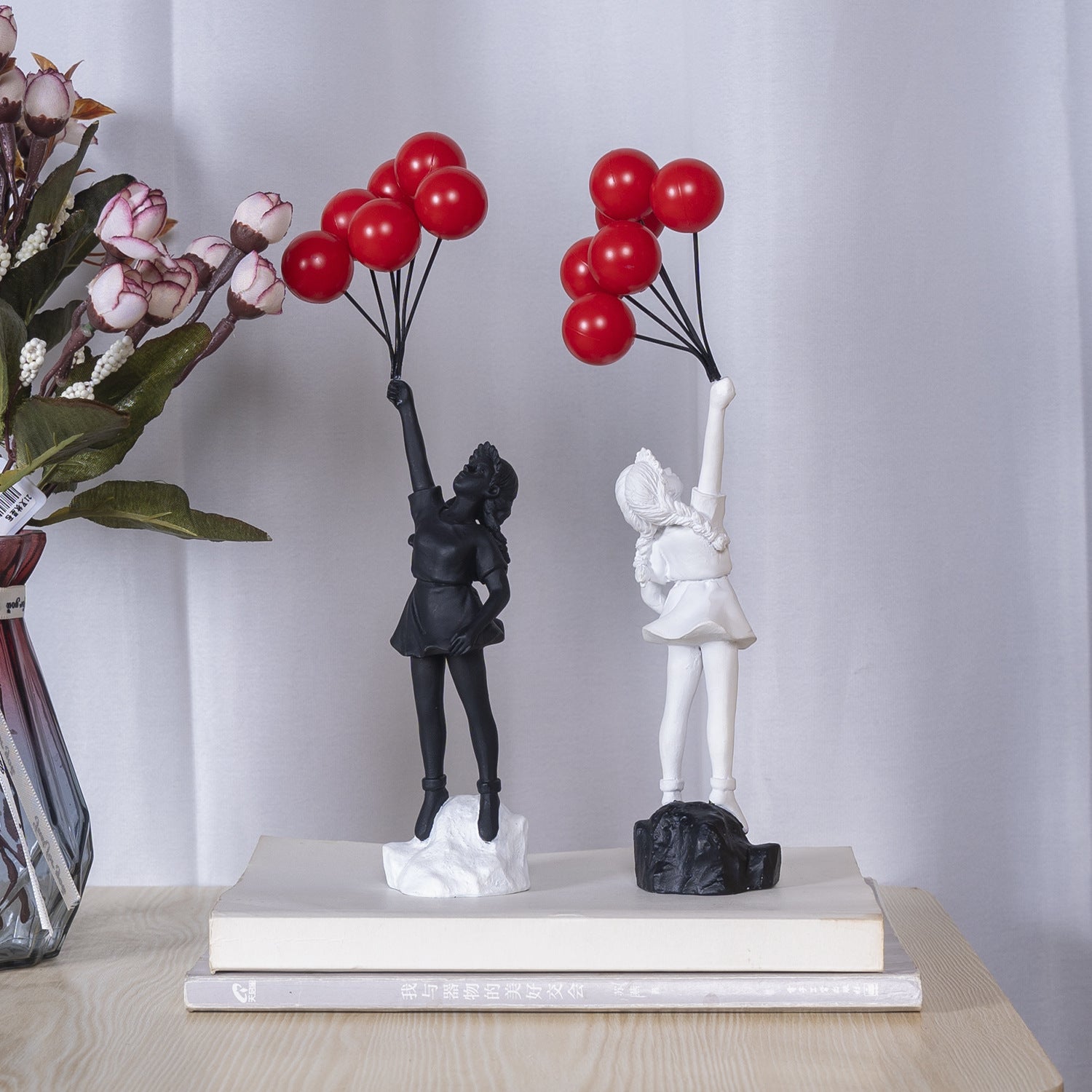 Petite fille avec un ballon Sculpture décorative en résine pour salon