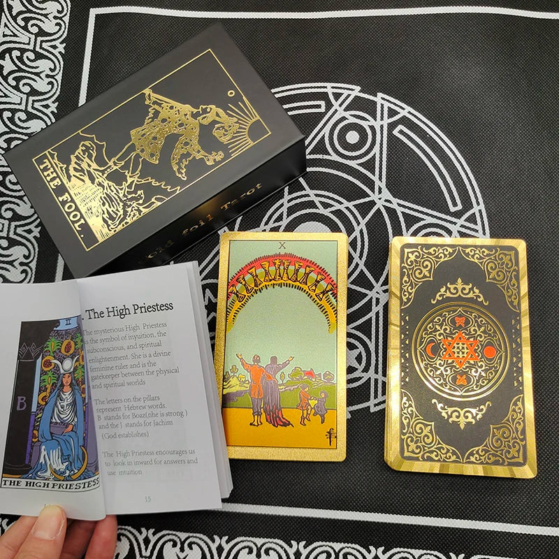 El nuevo juego de mesa de tarot New Knight Laser Gold Foil: estampado en caliente de lujo, cartas de adivinación de PVC impermeables y resistentes al desgaste.