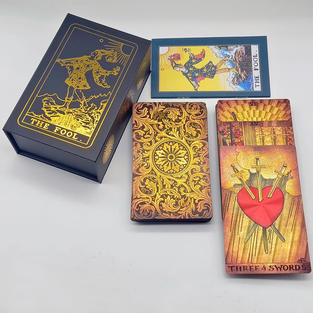El nuevo juego de mesa de tarot New Knight Laser Gold Foil: estampado en caliente de lujo, cartas de adivinación de PVC impermeables y resistentes al desgaste.