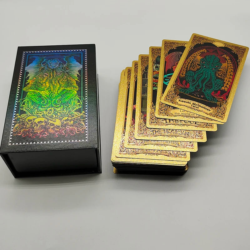 Leyenda Cthulhu Susurros de los Dioses Antiguos Luxe Foil Dorado Tarot Cartas de Adivinación de PVC con Acabado Esmerilado en Bonita Caja Magnética