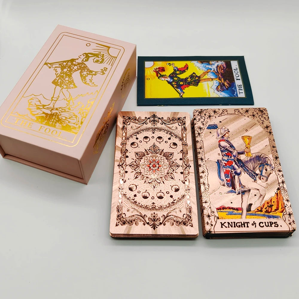 El nuevo juego de mesa de tarot New Knight Laser Gold Foil: estampado en caliente de lujo, cartas de adivinación de PVC impermeables y resistentes al desgaste.
