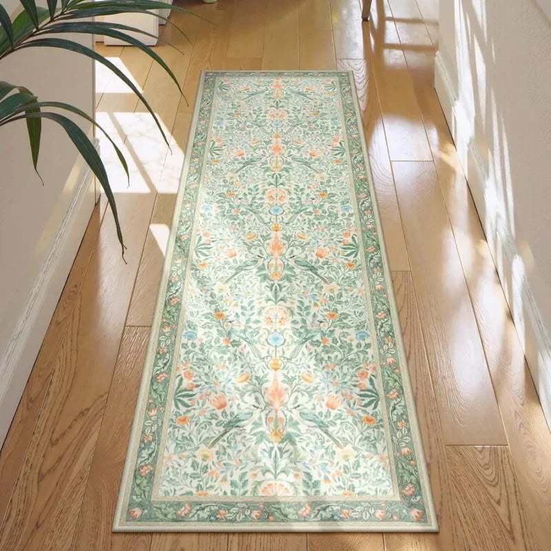 Alfombra Larga Victoriana Retro con Aves y Flores, Fondo Beige Claro, Colores Pastel Suaves, Ideal para la Decoración de Pasillos de Hogares con Temática Vintage