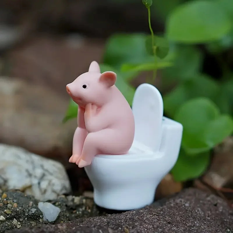 Adorable figura de cerdito rosa en el inodoro - Decoración de PVC caprichosa para el hogar, la oficina y el coche | Regalo ideal para amigos | Versátil para interiores