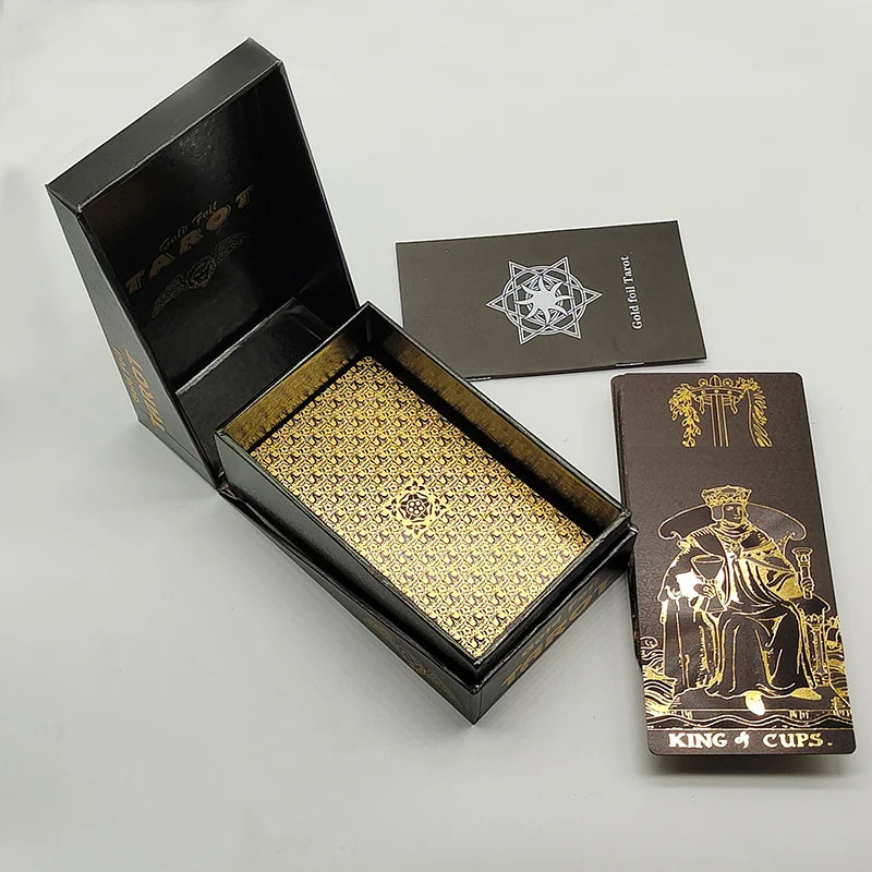 El nuevo juego de mesa de tarot New Knight Laser Gold Foil: estampado en caliente de lujo, cartas de adivinación de PVC impermeables y resistentes al desgaste.