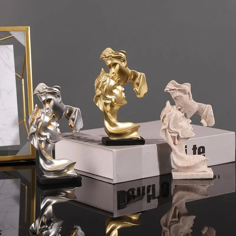 Nos figurines de couple en résine sont fabriquées avec une technologie de moulage monobloc, la surface est nette et lisse, difficile à oxyder et à décolorer.