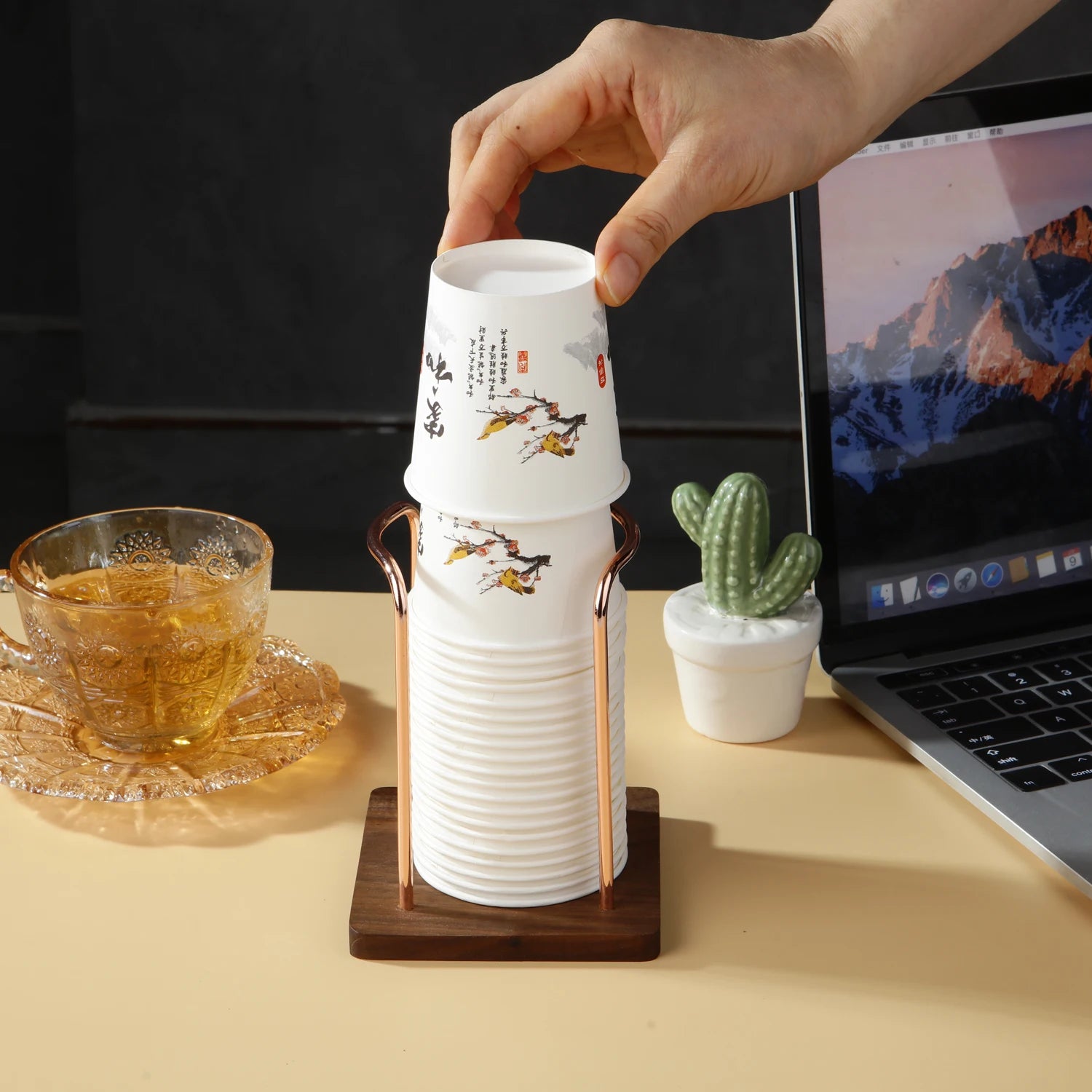 Soporte de almacenamiento de vasos desechables de metal, dispensador de tazas de agua y té, estante con base de madera, soporte de exhibición de tazas, organizador para el hogar