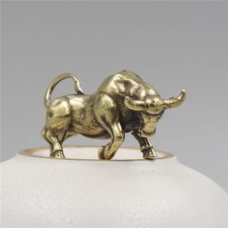 Llavero de Toro de Latón Vintage - Figura de Animal del Zodíaco, Colgante de Cobre para Llaves de Coche y Accesorio de Decoración del Hogar