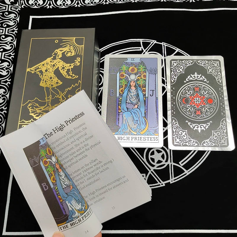 El nuevo juego de mesa de tarot New Knight Laser Gold Foil: estampado en caliente de lujo, cartas de adivinación de PVC impermeables y resistentes al desgaste.