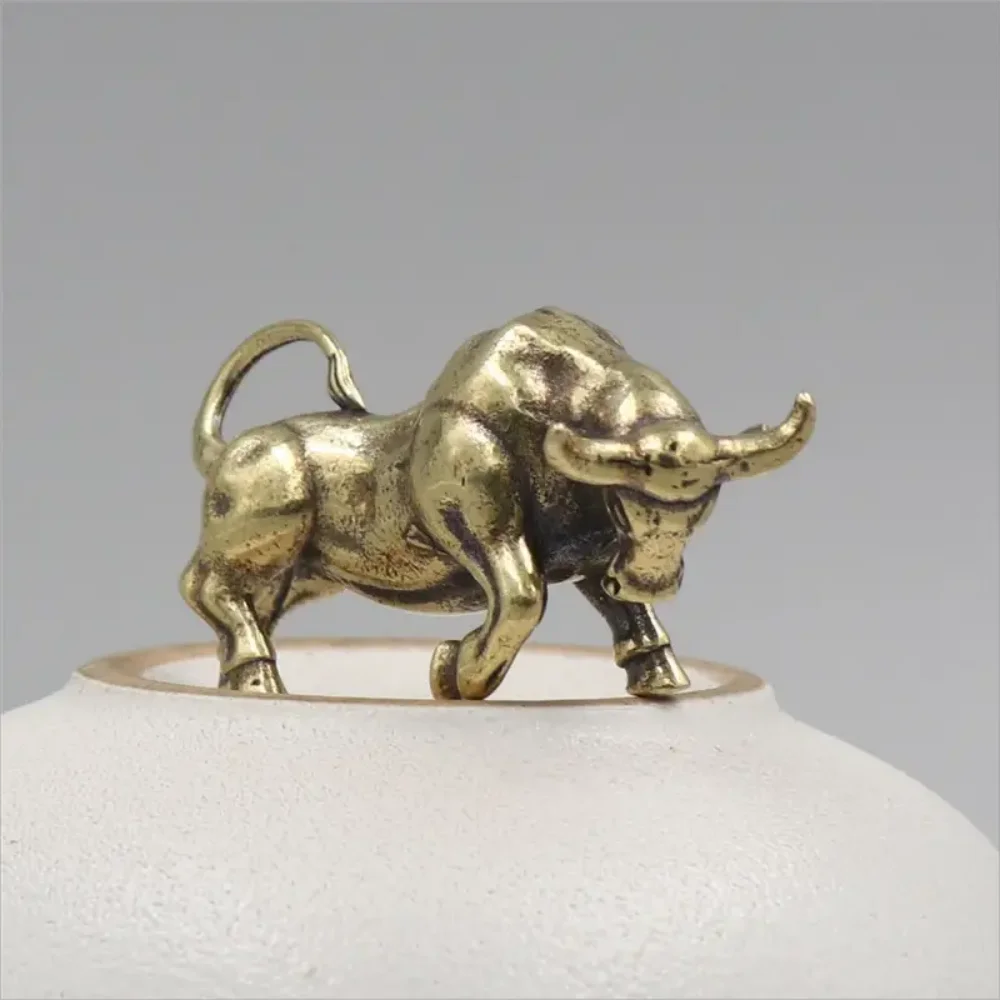 Llavero de Toro de Latón Vintage - Figura de Animal del Zodíaco, Colgante de Cobre para Llaves de Coche y Accesorio de Decoración del Hogar