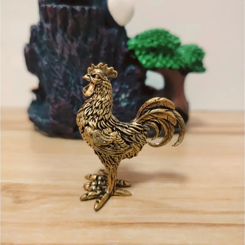 Elegante figura de gallo de latón - Intrincada decoración dorada de animales para el hogar, la oficina o como regalo, plumas y cresta detalladas, mesa rústica