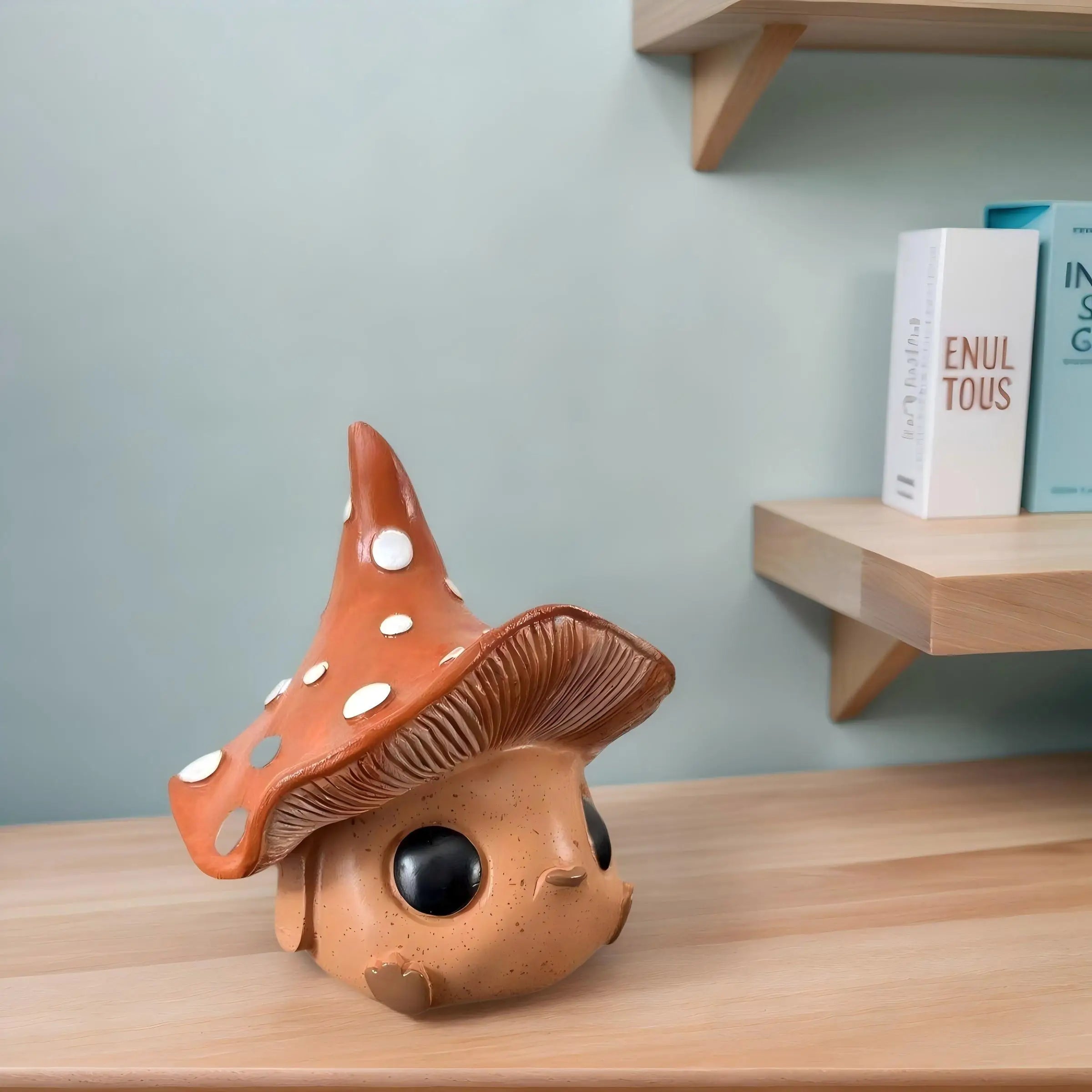 Encantadora y adorable estatua de elfo seta, con los ojos bien abiertos y la boca haciendo un puchero, adecuada para la decoración del hogar y la oficina, una excelente opción para regalos de vacaciones, con un diseño único y estilo natural.