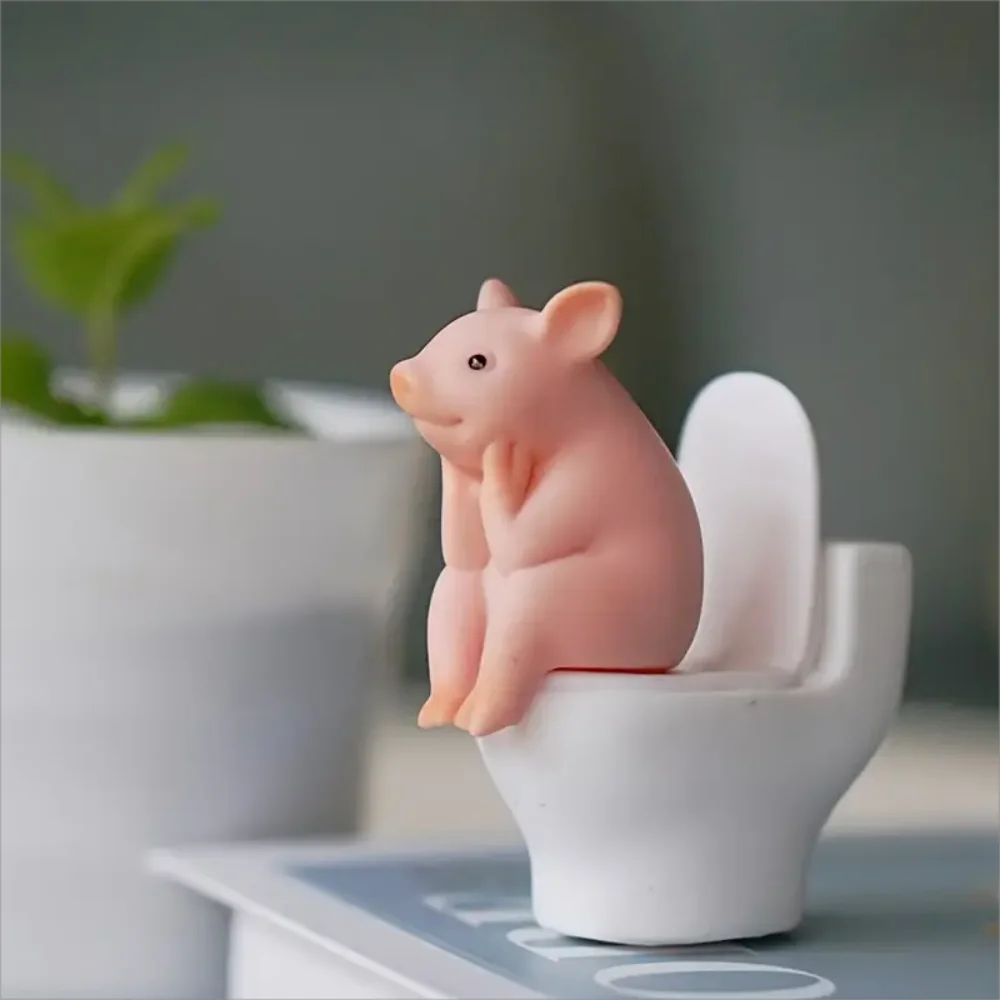 Adorable figura de cerdito rosa en el inodoro - Decoración de PVC caprichosa para el hogar, la oficina y el coche | Regalo ideal para amigos | Versátil para interiores