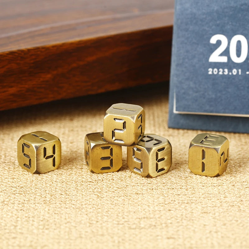 5 UNIDADES/1 Juego de dados de metal dorado/bronce con números coloridos, dados divertidos de seis caras, accesorios para juegos de mesa, 13 mm