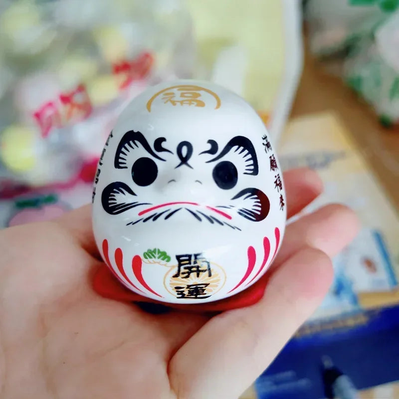 Figurine de Daruma en céramique japonaise, chat porte-bonheur de dessin animé, ornement de fortune, accessoires de décoration de paysage pour la maison, cadeaux de décoration de salon