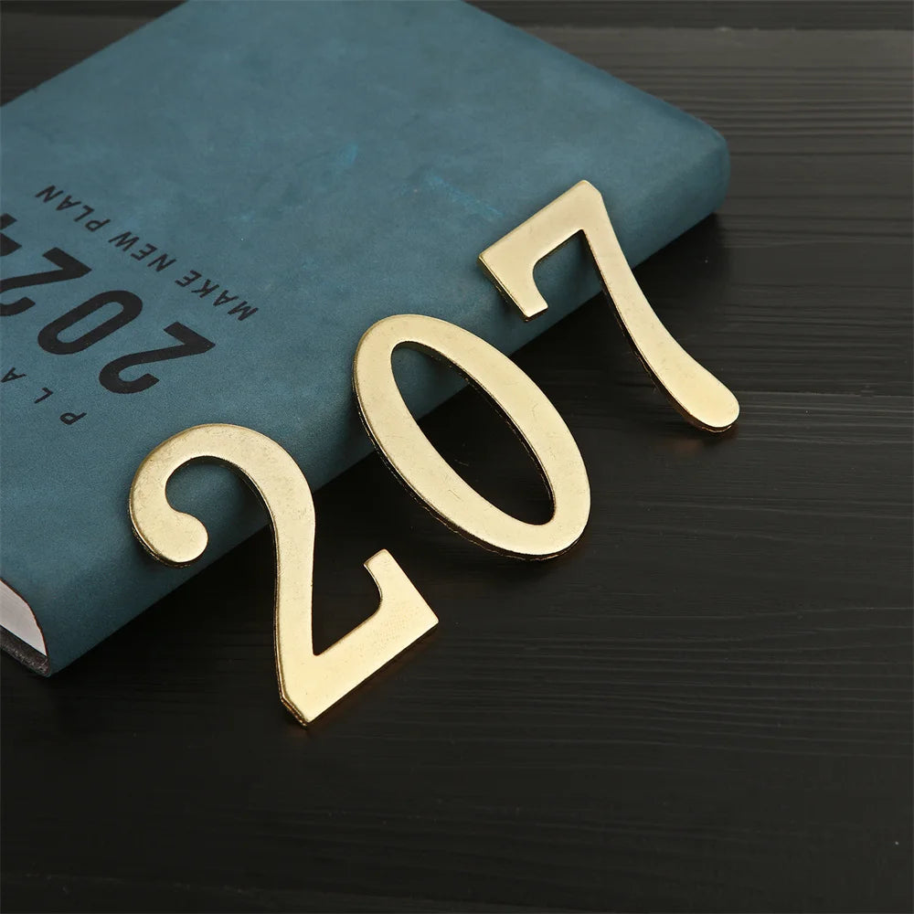 Número de puerta de metal dorado con adhesivo posterior 7*4cm Número de casa Número de apartamento para puerta exterior de hotel, hogar, etiqueta de buzón