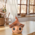 Encantadora y adorable estatua de elfo seta, con los ojos bien abiertos y la boca haciendo un puchero, adecuada para la decoración del hogar y la oficina, una excelente opción para regalos de vacaciones, con un diseño único y estilo natural.