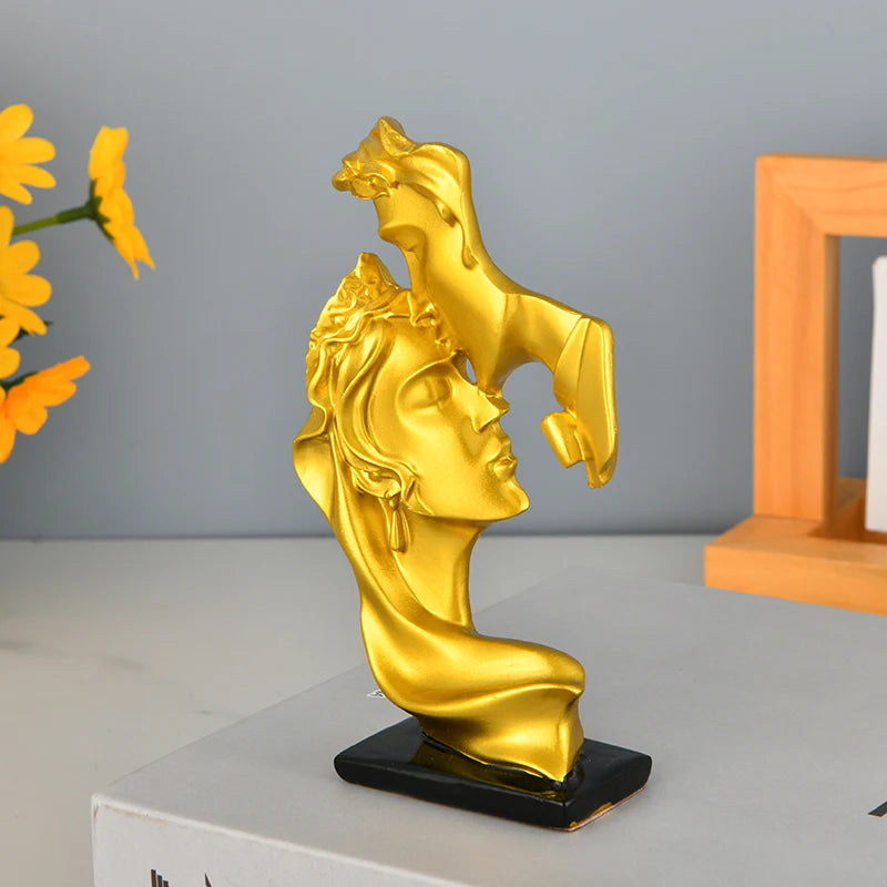 Nos figurines de couple en résine sont fabriquées avec une technologie de moulage monobloc, la surface est nette et lisse, difficile à oxyder et à décolorer.