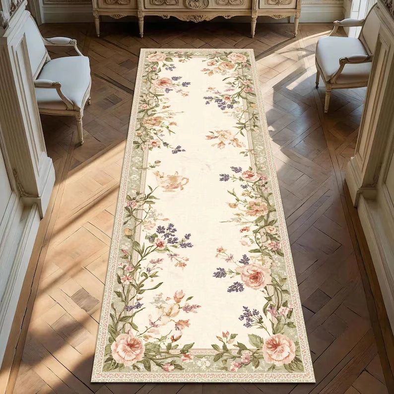 Tapis de couloir romantique de style campagnard français, effet brodé, vintage, cottagecore, fleuri rose et vert, décor shabby chic