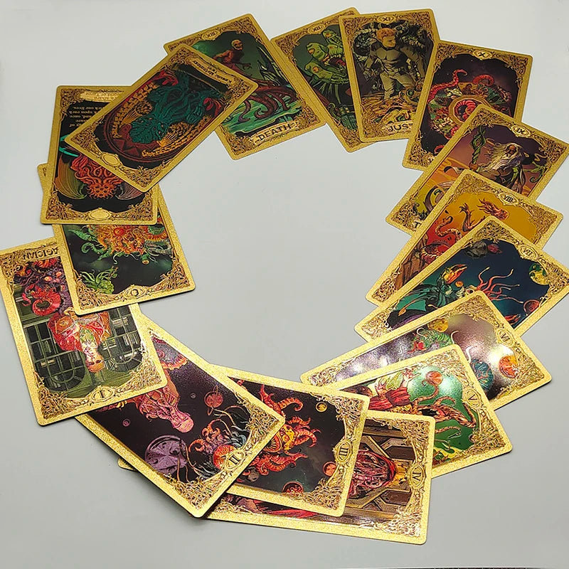 Leyenda Cthulhu Susurros de los Dioses Antiguos Luxe Foil Dorado Tarot Cartas de Adivinación de PVC con Acabado Esmerilado en Bonita Caja Magnética