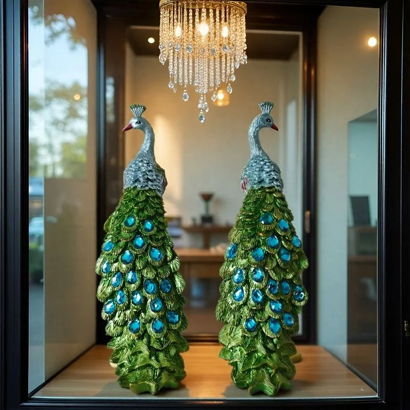 Un par de exquisitos adornos de pavo real sobre columnas romanas añaden un toque artístico al hogar.