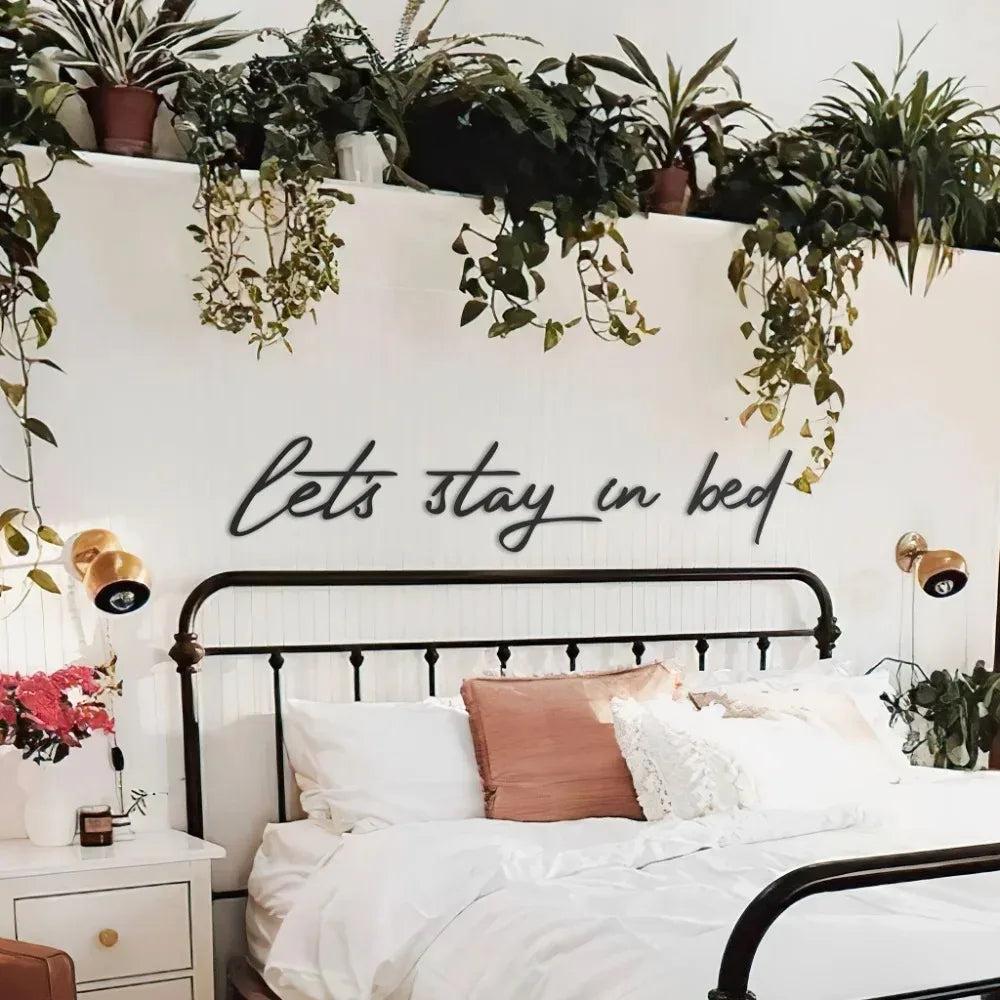 Enseigne murale en métal 12x8 pouces "Let's Stay in Bed" - Décor industriel rustique avec finition vieillie, Citation artistique chaleureuse pour chambre à coucher