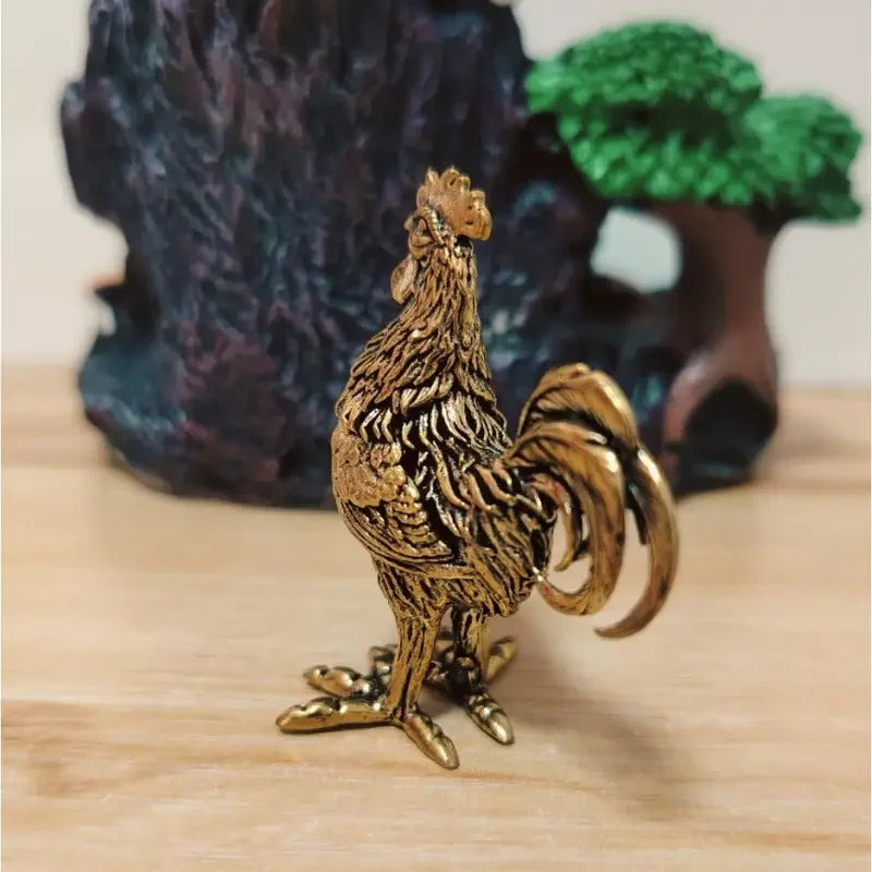 Elegante figura de gallo de latón - Intrincada decoración dorada de animales para el hogar, la oficina o como regalo, plumas y cresta detalladas, mesa rústica