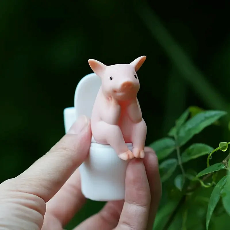 Adorable figura de cerdito rosa en el inodoro - Decoración de PVC caprichosa para el hogar, la oficina y el coche | Regalo ideal para amigos | Versátil para interiores