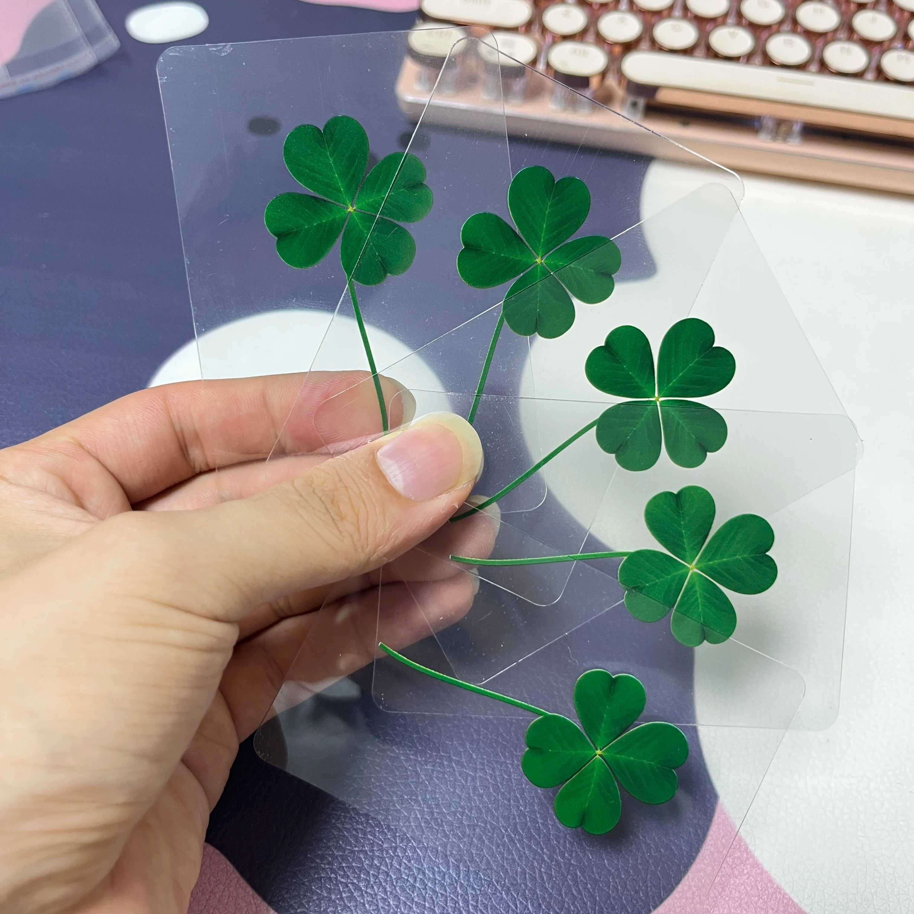 15 unidades de postales de trébol de cuatro hojas de simulación de la suerte, tallos de trébol, tarjetas transparentes de los deseos, ideales para marcapáginas y decoraciones