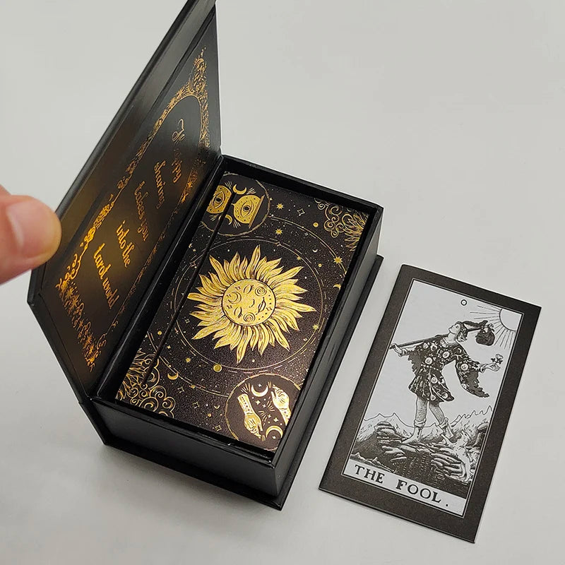 Baraja de tarot con lámina dorada Divinative Luxe Finish para juego de mesa fantástico predictivo con soporte de madera para cartas