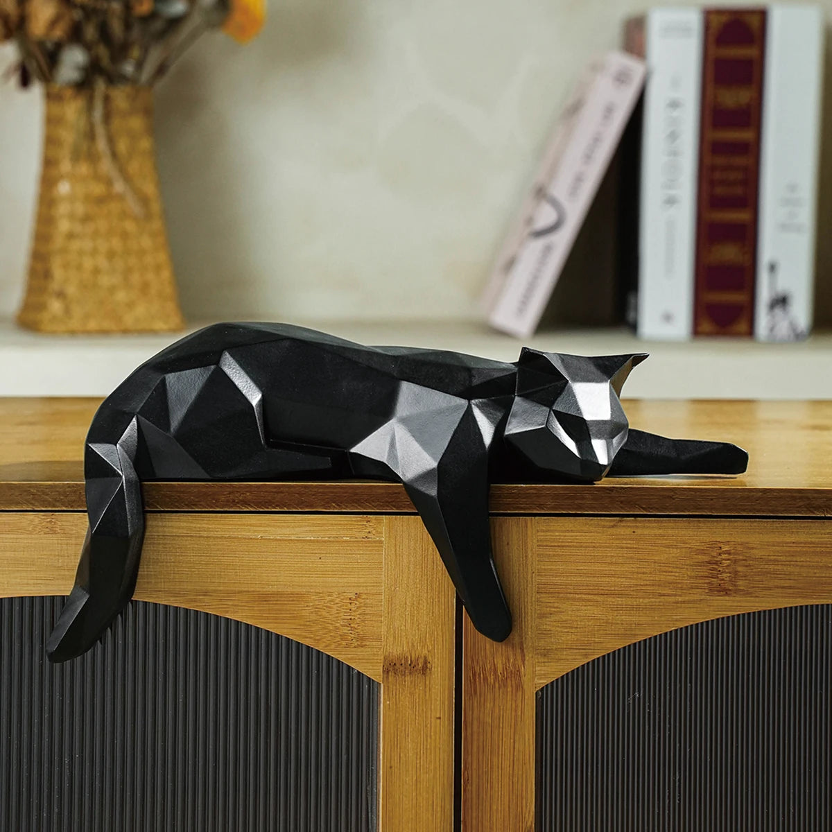 Estatua de gato blanco y negro - Escultura de figura decorativa geométrica y moderna para el hogar u oficina como decoración de mesa o estante - Gato tumbado