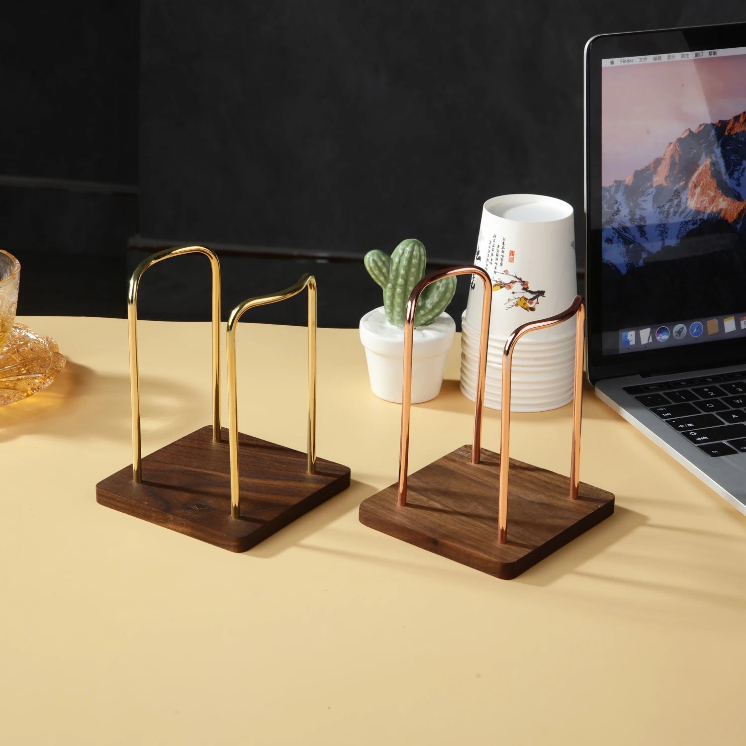 Soporte de almacenamiento de vasos desechables de metal, dispensador de tazas de agua y té, estante con base de madera, soporte de exhibición de tazas, organizador para el hogar