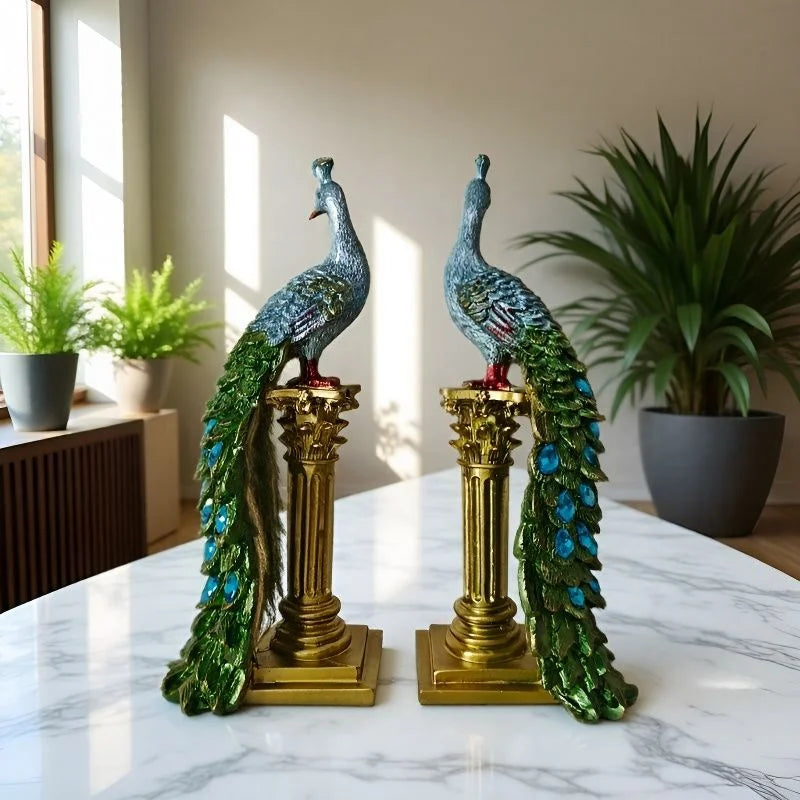 Un par de exquisitos adornos de pavo real sobre columnas romanas añaden un toque artístico al hogar.