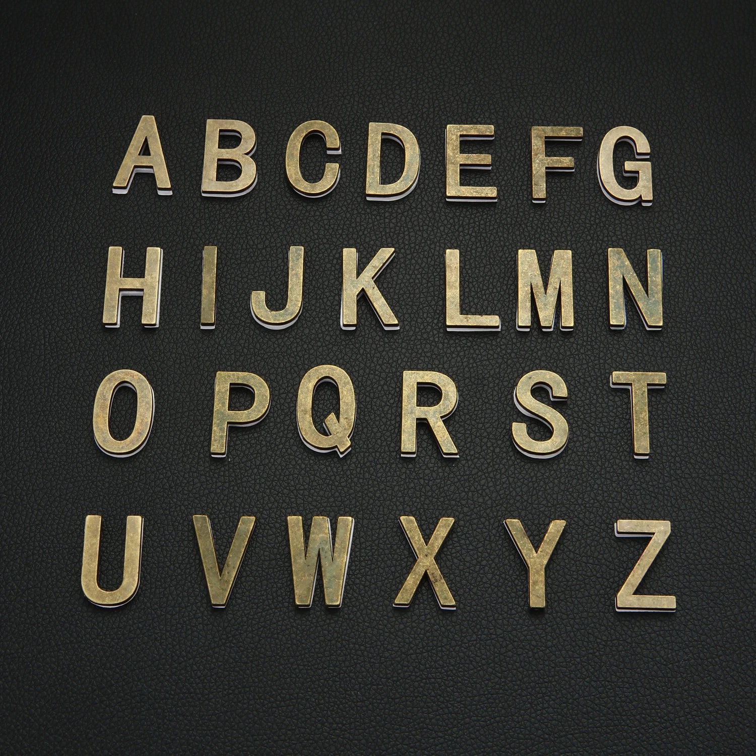 Chiffres de Maison Autocollants en Métal Lettres de l'Alphabet Anglais pour Appartement Plaque de Porte Chambre Table Boîte aux Lettres Numéros Adhésifs 3*2cm