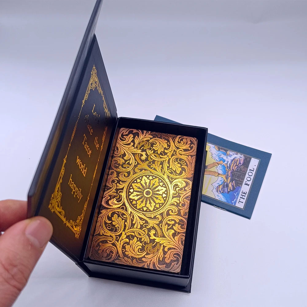 El nuevo juego de mesa de tarot New Knight Laser Gold Foil: estampado en caliente de lujo, cartas de adivinación de PVC impermeables y resistentes al desgaste.