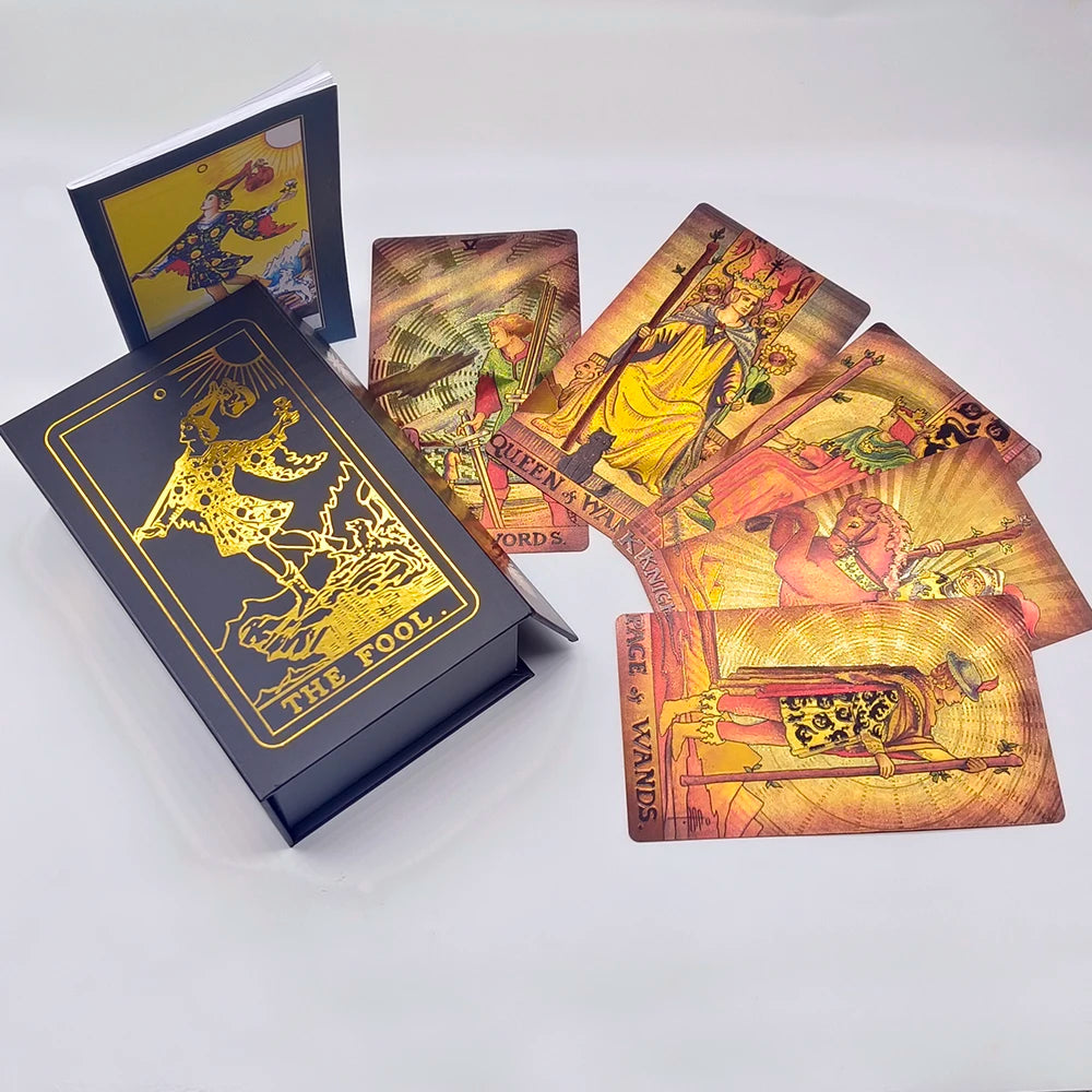 El nuevo juego de mesa de tarot New Knight Laser Gold Foil: estampado en caliente de lujo, cartas de adivinación de PVC impermeables y resistentes al desgaste.