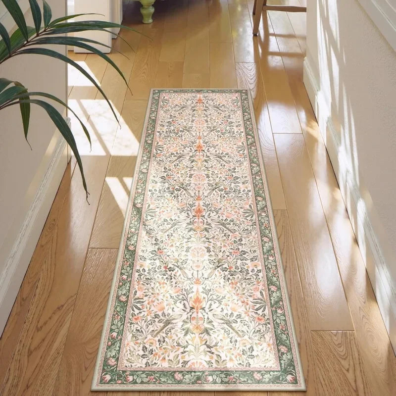 Alfombra Larga Victoriana Retro con Aves y Flores, Fondo Beige Claro, Colores Pastel Suaves, Ideal para la Decoración de Pasillos de Hogares con Temática Vintage