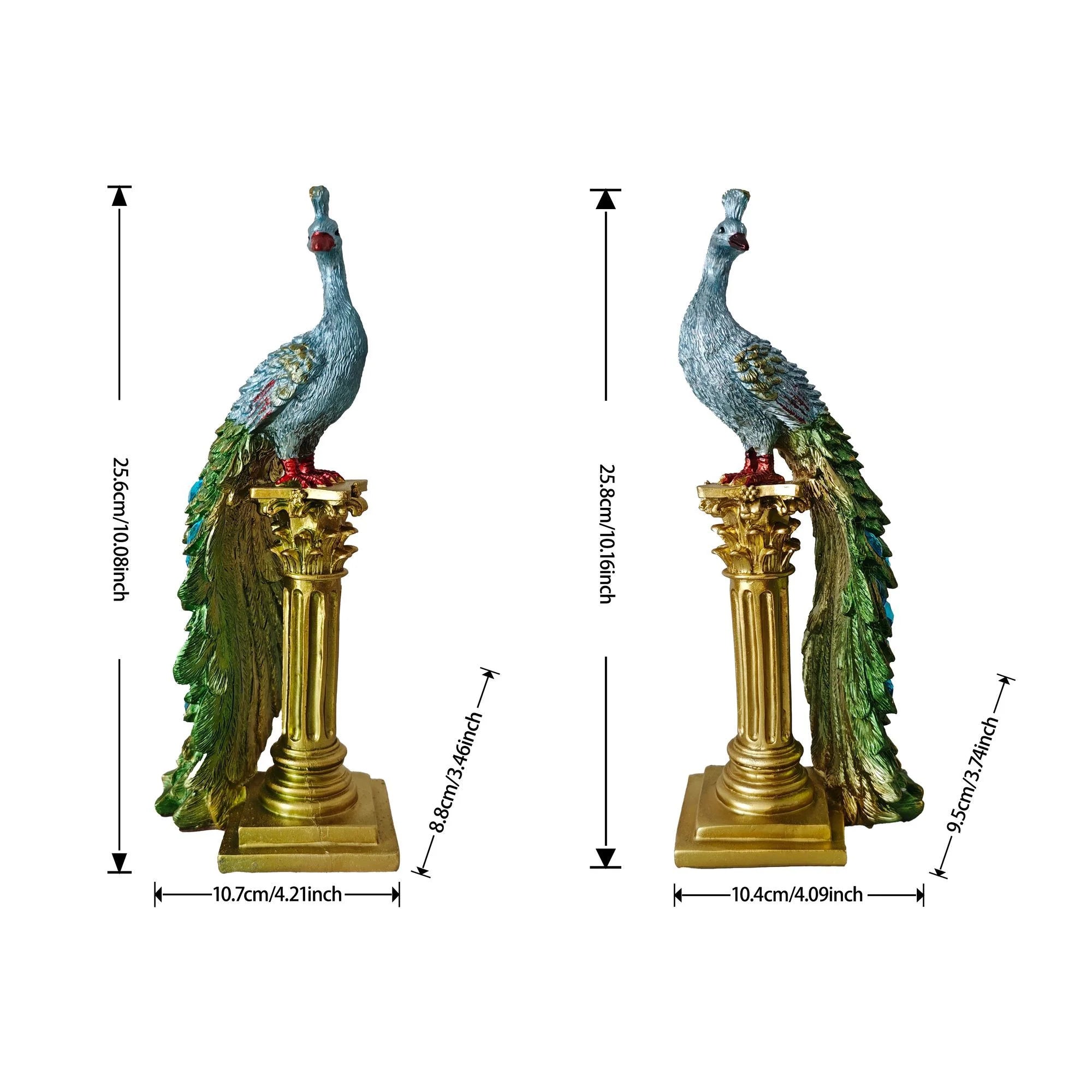 Un par de exquisitos adornos de pavo real sobre columnas romanas añaden un toque artístico al hogar.