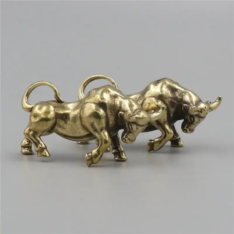 Llavero de Toro de Latón Vintage - Figura de Animal del Zodíaco, Colgante de Cobre para Llaves de Coche y Accesorio de Decoración del Hogar