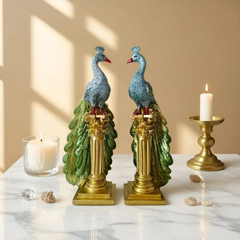 Un par de exquisitos adornos de pavo real sobre columnas romanas añaden un toque artístico al hogar.