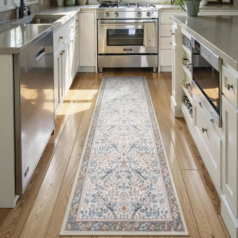 Alfombra Larga Victoriana Retro con Aves y Flores, Fondo Beige Claro, Colores Pastel Suaves, Ideal para la Decoración de Pasillos de Hogares con Temática Vintage