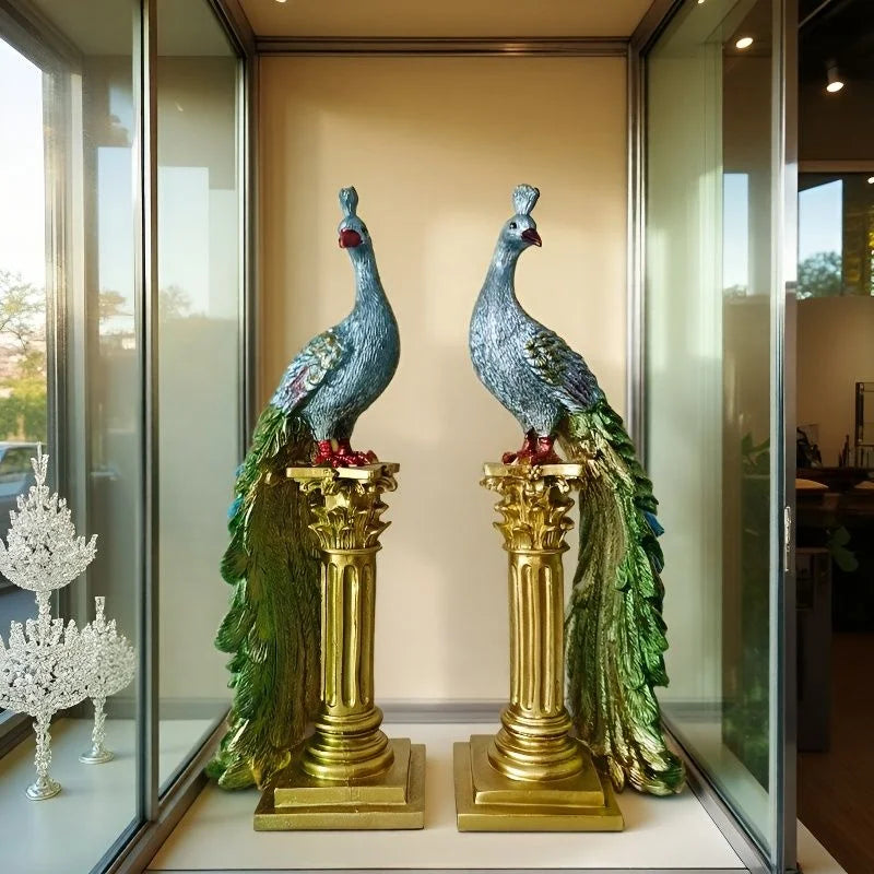 Un par de exquisitos adornos de pavo real sobre columnas romanas añaden un toque artístico al hogar.