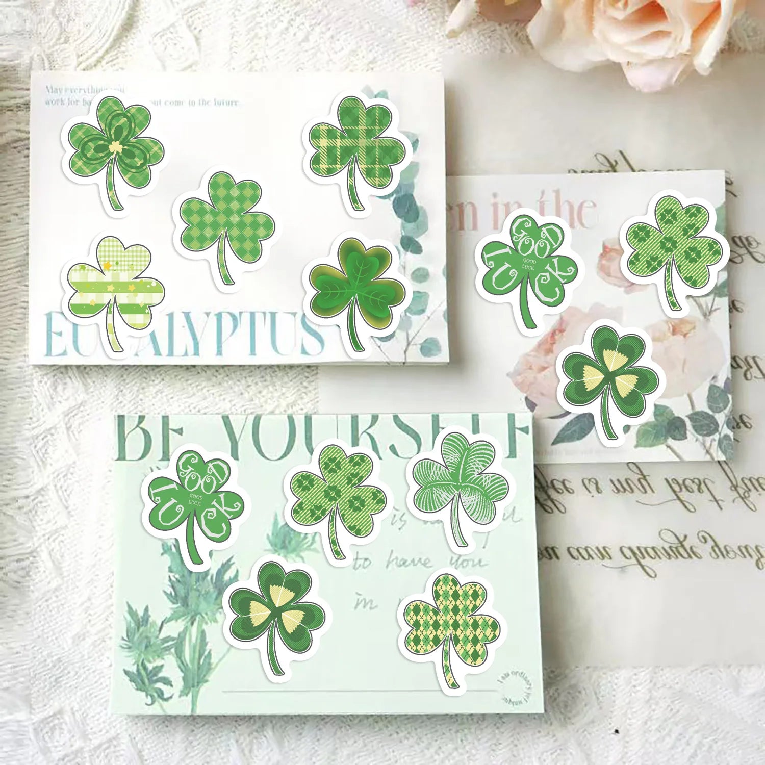 500 autocollants verts en rouleau Trèfle de dessin animé Décoratifs pour carnet Papeterie Récompense Autocollants imperméables