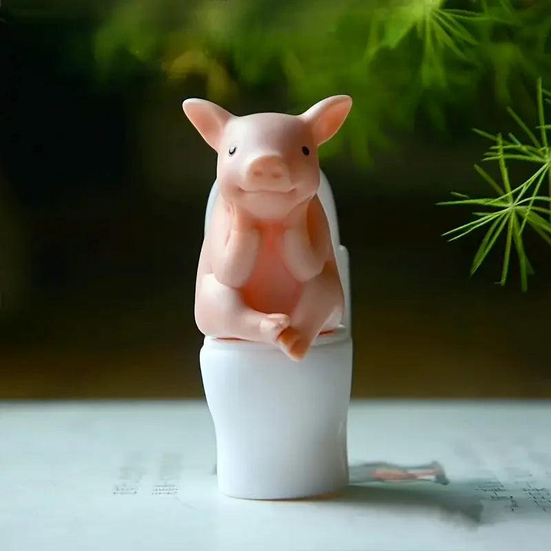Adorable figura de cerdito rosa en el inodoro - Decoración de PVC caprichosa para el hogar, la oficina y el coche | Regalo ideal para amigos | Versátil para interiores