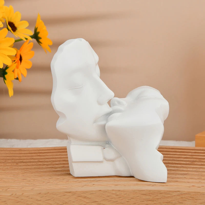 Amateurs de décoration intérieure, figurines de couple qui s'embrassent, sculpture abstraite adaptée au salon, au bureau.