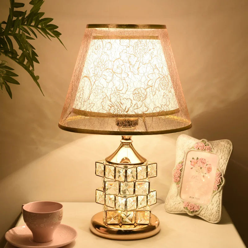 Lampe de table en cristal Lampe de table diamant Lampe de bureau de décoration Style européen Cube de Rubik Classique pour chambre à coucher, chevet, bar Luxe