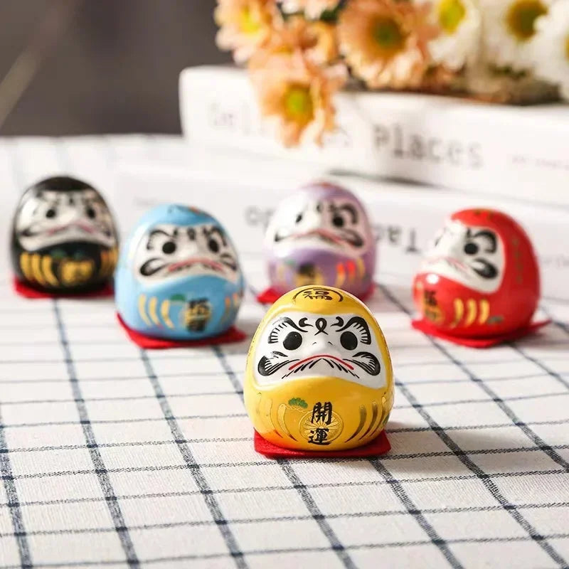 Figurine de Daruma en céramique japonaise, chat porte-bonheur de dessin animé, ornement de fortune, accessoires de décoration de paysage pour la maison, cadeaux de décoration de salon