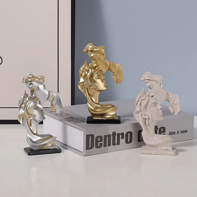 Nos figurines de couple en résine sont fabriquées avec une technologie de moulage monobloc, la surface est nette et lisse, difficile à oxyder et à décolorer.