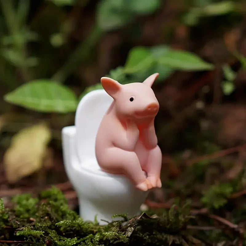 Adorable figura de cerdito rosa en el inodoro - Decoración de PVC caprichosa para el hogar, la oficina y el coche | Regalo ideal para amigos | Versátil para interiores