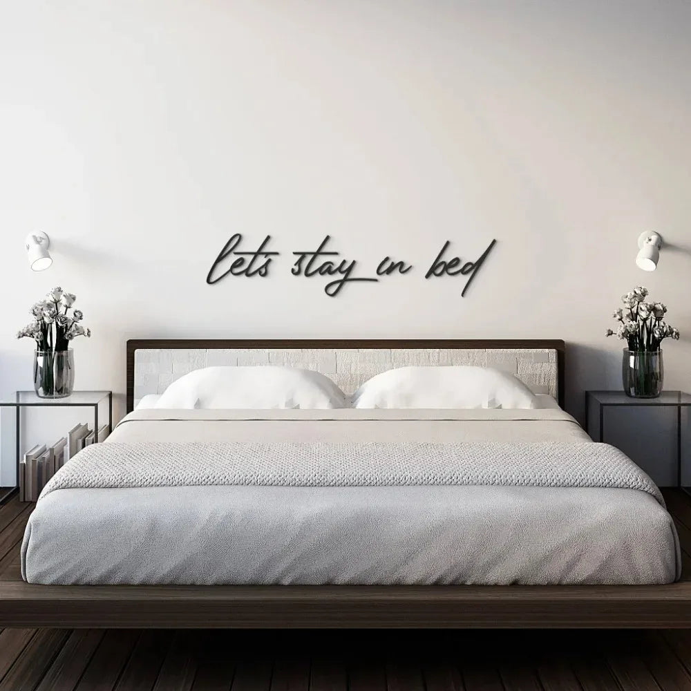 Enseigne murale en métal 12x8 pouces "Let's Stay in Bed" - Décor industriel rustique avec finition vieillie, Citation artistique chaleureuse pour chambre à coucher
