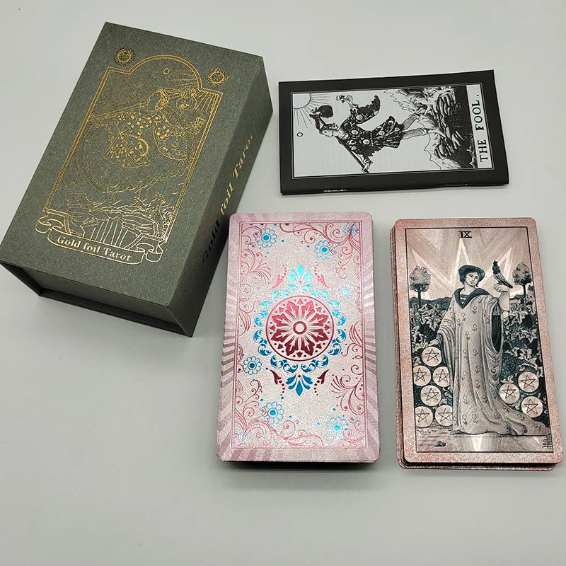 El nuevo juego de mesa de tarot New Knight Laser Gold Foil: estampado en caliente de lujo, cartas de adivinación de PVC impermeables y resistentes al desgaste.